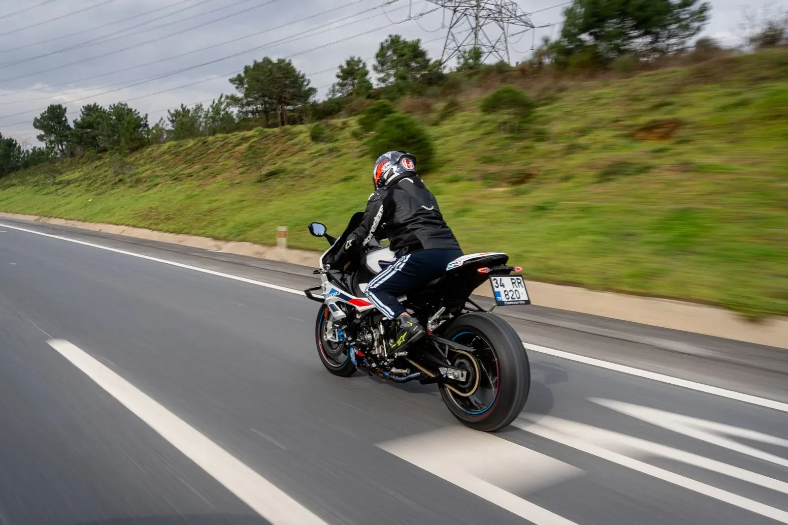 Motorradfahrer auf der Landstraße