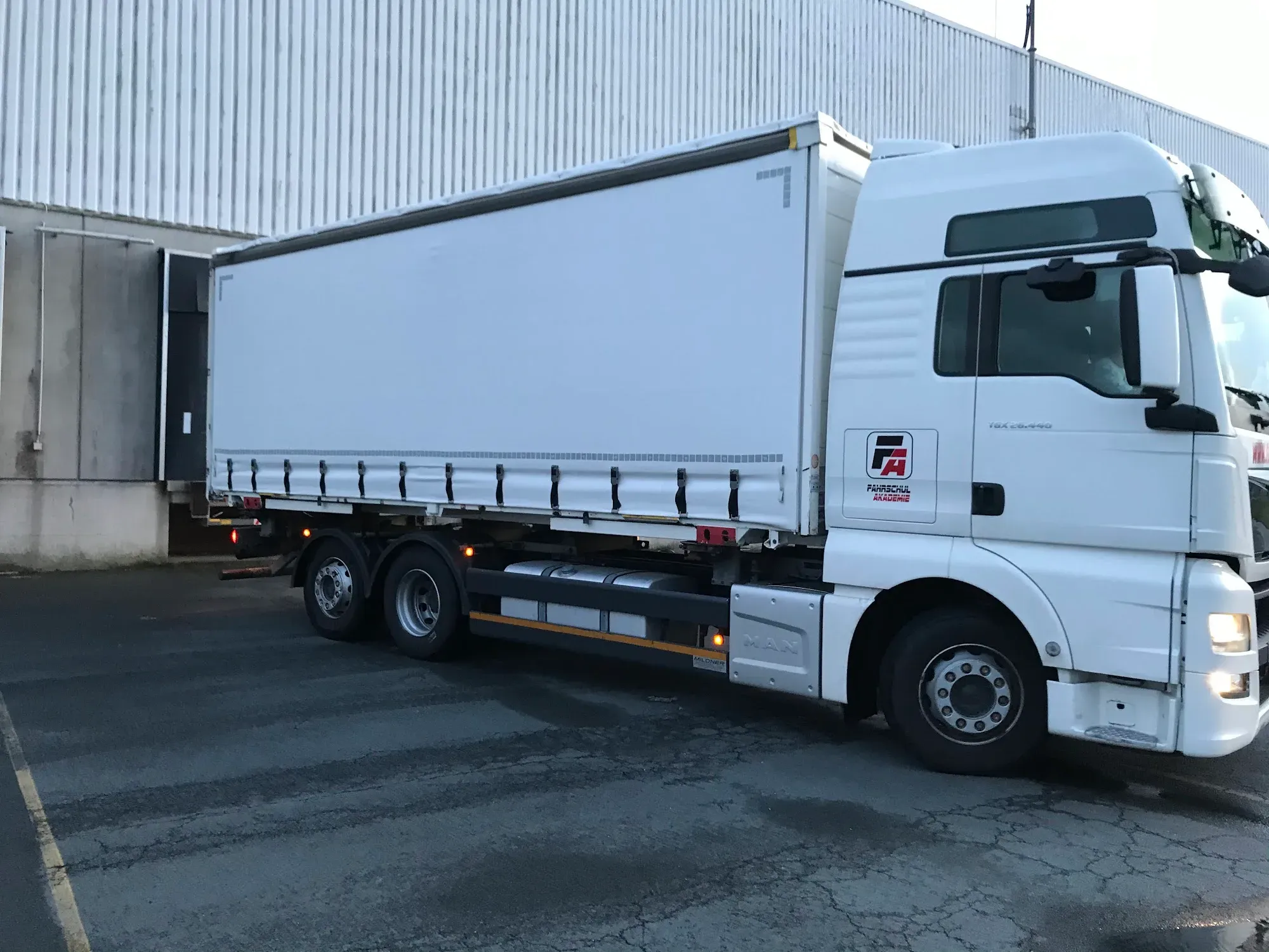 LKW der Fahrschul-Akademie